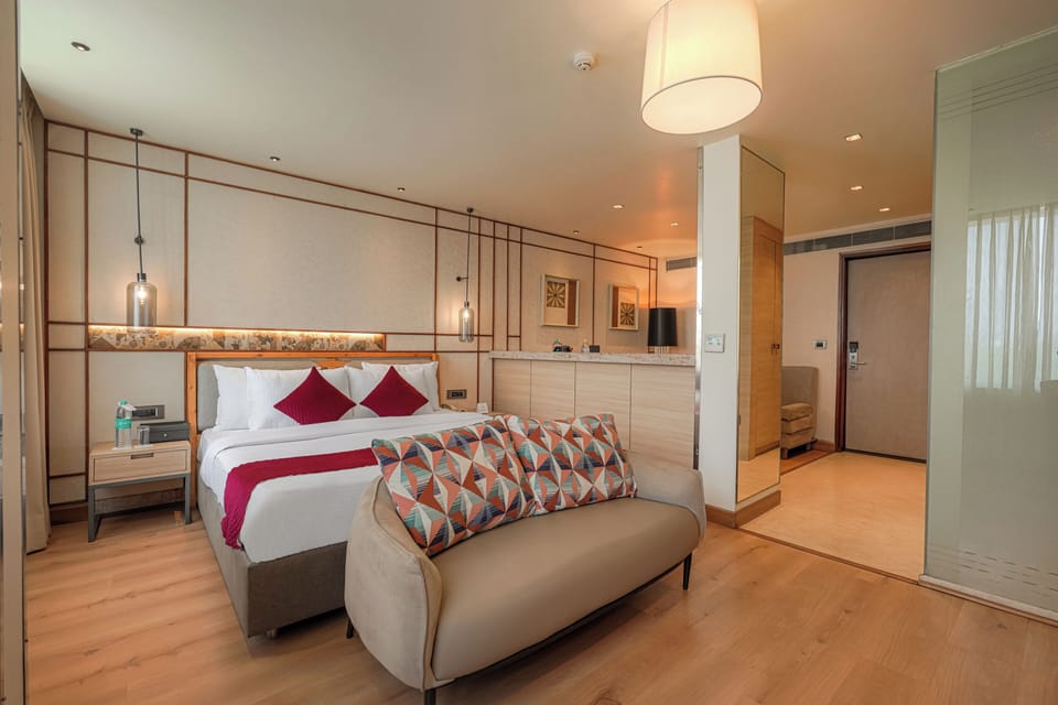 Junior Studio Suite | Minibar, in-room safe, iron/ironing board, rollaway beds