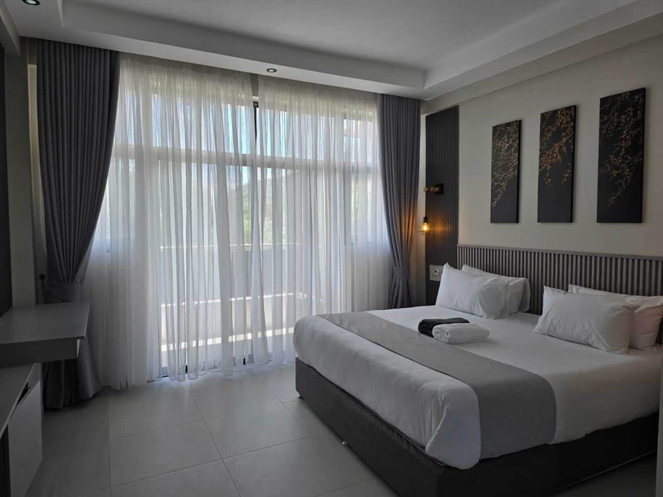 Deluxe Twin Room, Garden View | Desk, laptop workspace, free WiFi