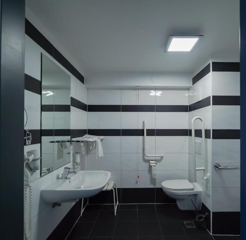 Standard Single Room | Bathroom | Shower, free toiletries, hair dryer, towels
