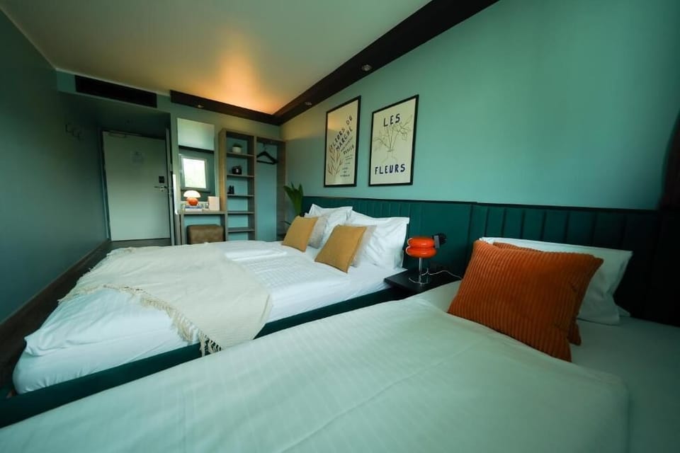Triple Room | Desk, free WiFi
