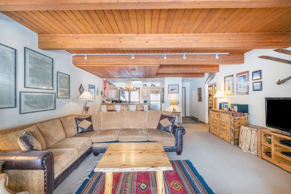 Condo, 2 Bedrooms | Living area | Streaming services