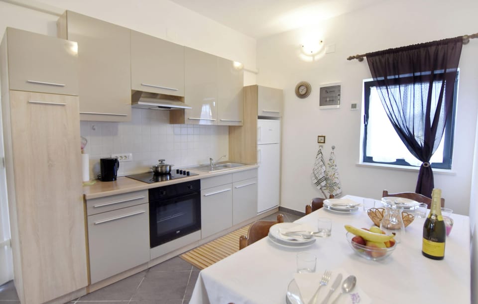 Apartment, 2 Bedrooms, Patio, Garden View | Interior