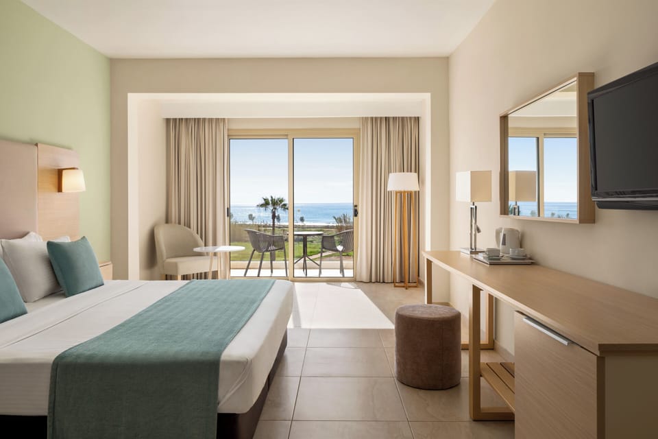 Double or Twin Room, Balcony, Sea View | In-room safe, soundproofing, WiFi (free), bed sheets