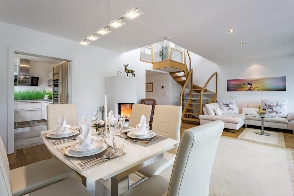 Superior Apartment, Balcony, Lake View | In-room dining