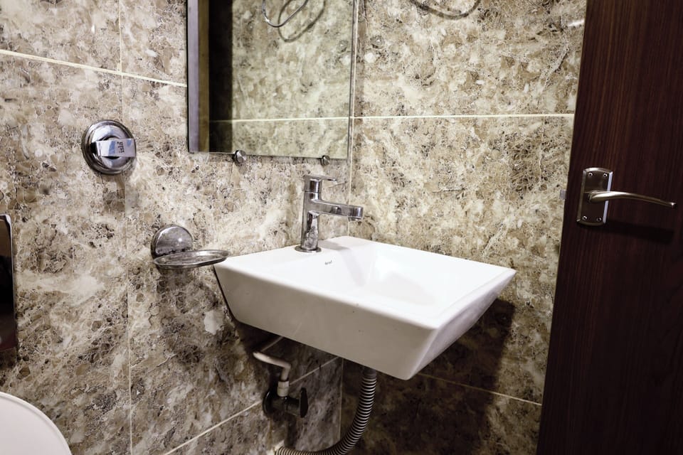 Deluxe Double Room, City View | Bathroom | Shower, towels