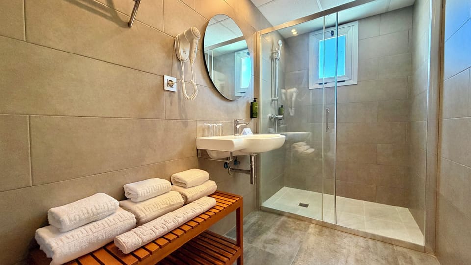 Triple Room, Balcony | Bathroom | Shower, hair dryer, towels