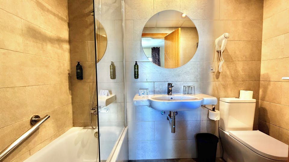Classic Double or Twin Room, Balcony | Bathroom | Shower, hair dryer, towels