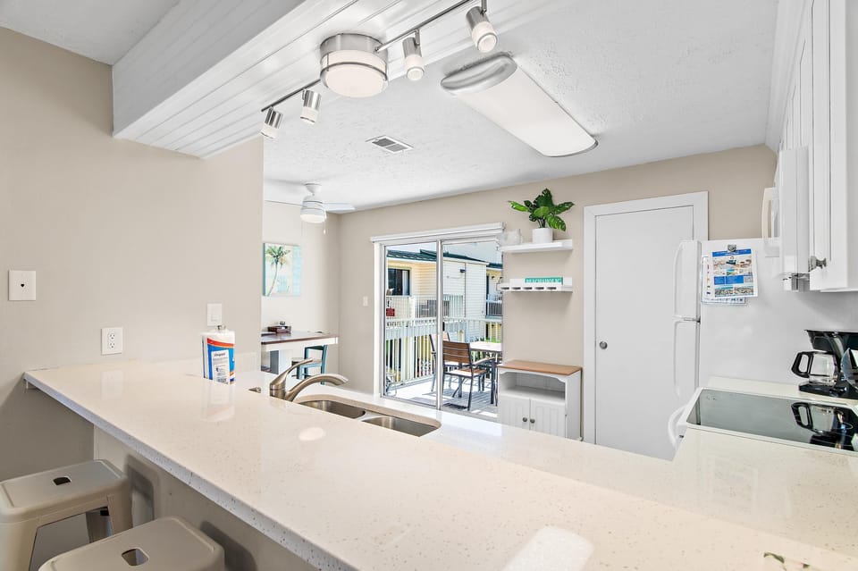 House, Multiple Beds (Sandprints C12) | Private kitchen