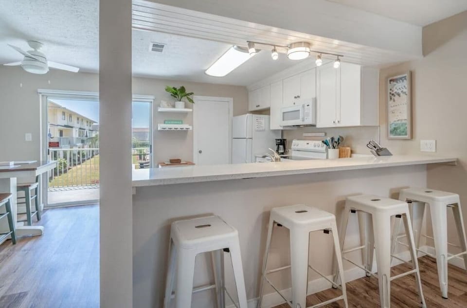 House, Multiple Beds (Sandprints C12) | Private kitchen