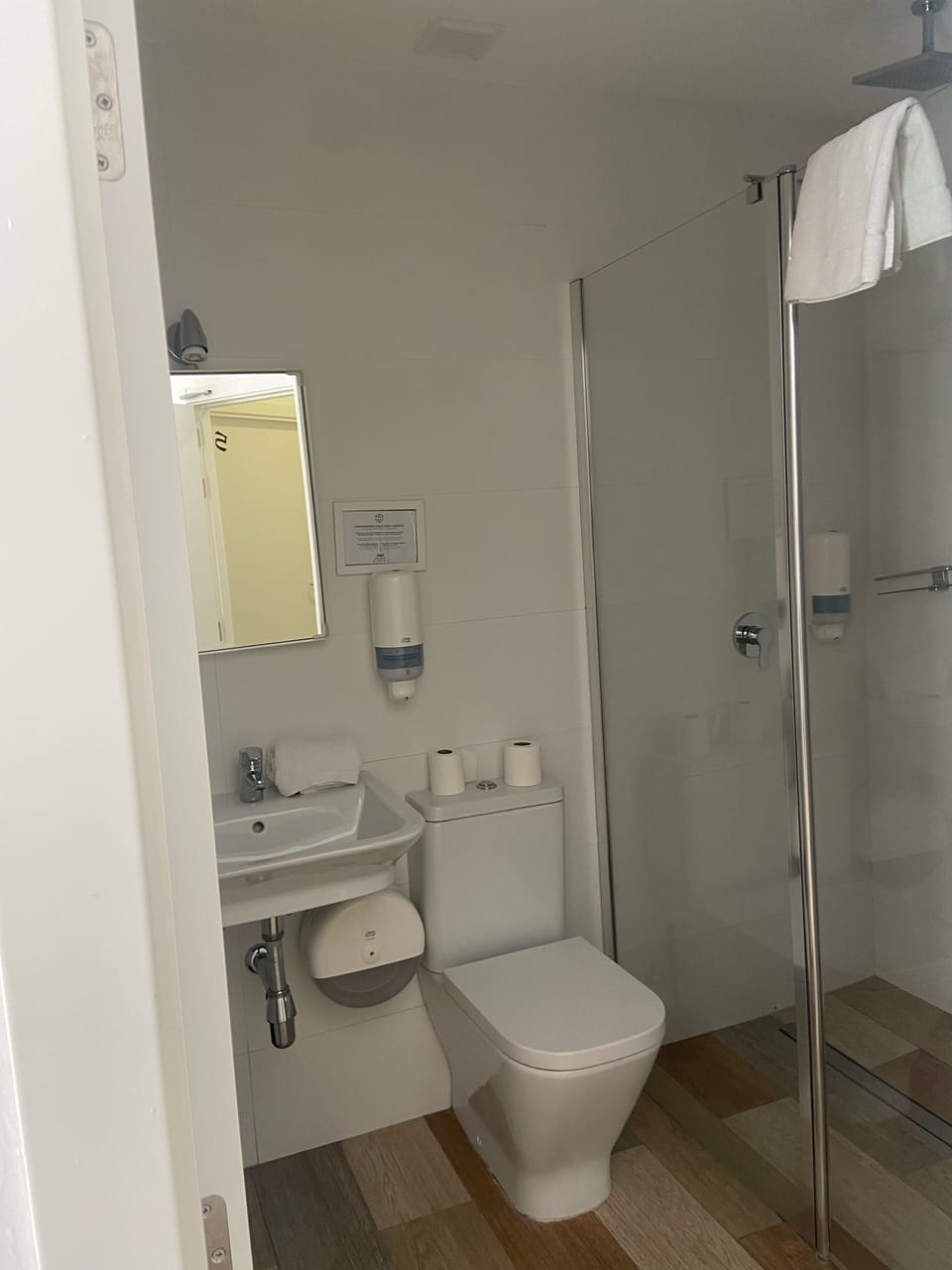 Deluxe Room | Bathroom | Shower, rainfall showerhead, hair dryer, towels