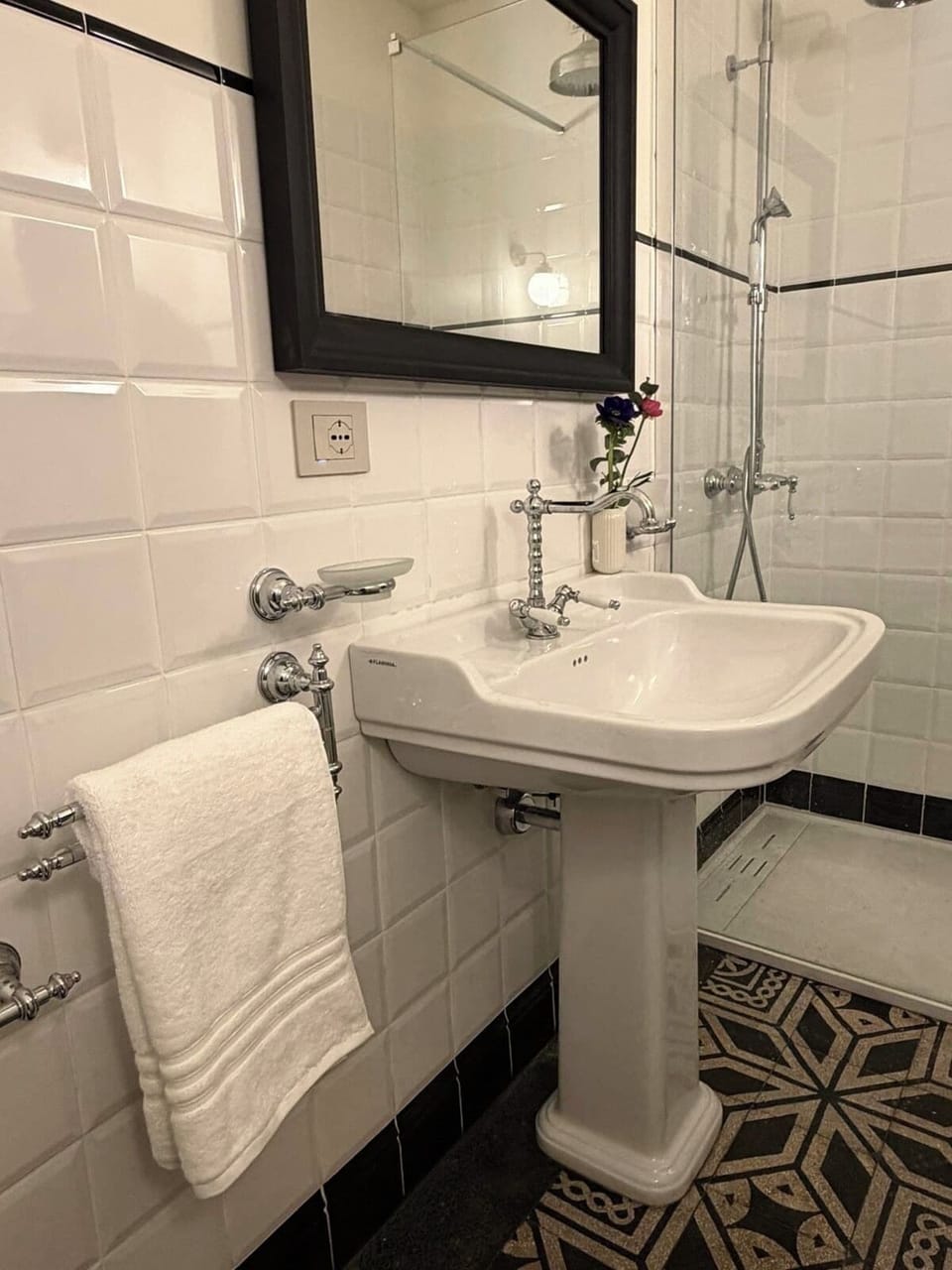 Deluxe Double or Twin Room, Garden View | Bathroom | Shower, free toiletries, hair dryer, bidet