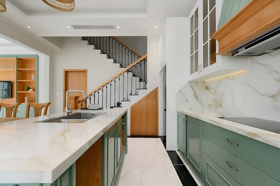 Deluxe Villa, City View | Private kitchen | Fridge, oven, stovetop, cookware/dishes/utensils
