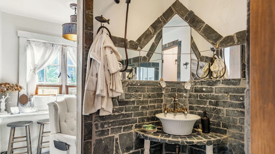 Le Petit Chateau du Jardin by Avantstay Hillside Malibu Retreat Pool + Hot Tub + Waterslide Cottage in Malibu
