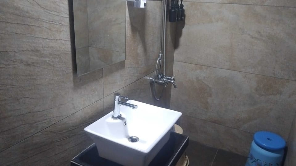 Basic Tent | Bathroom | Shower, free toiletries, soap, shampoo