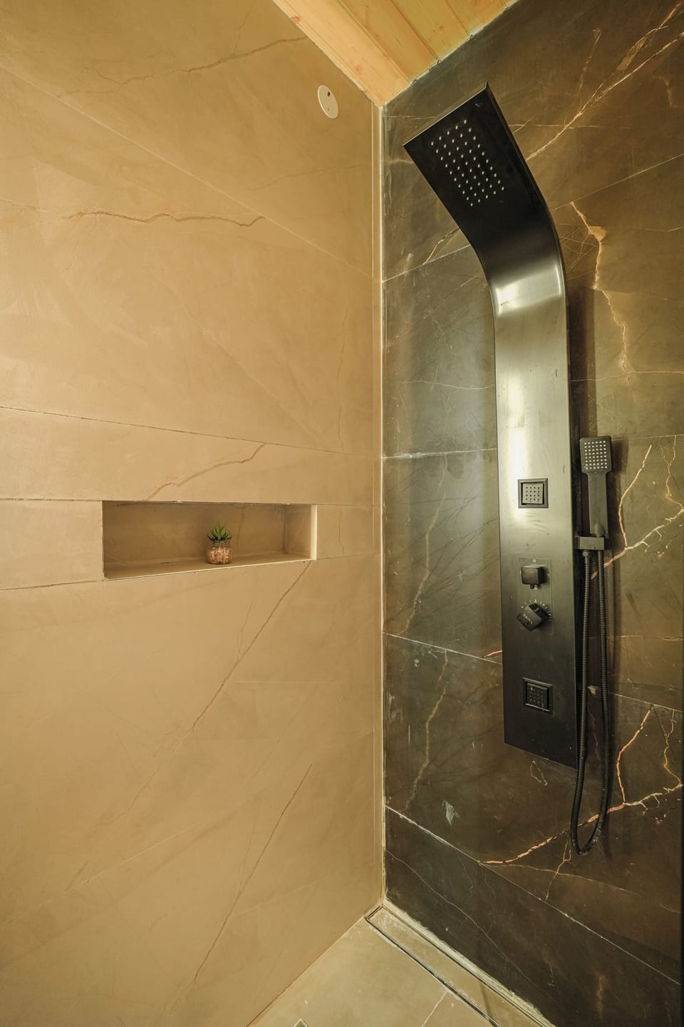 Deluxe Room | Bathroom