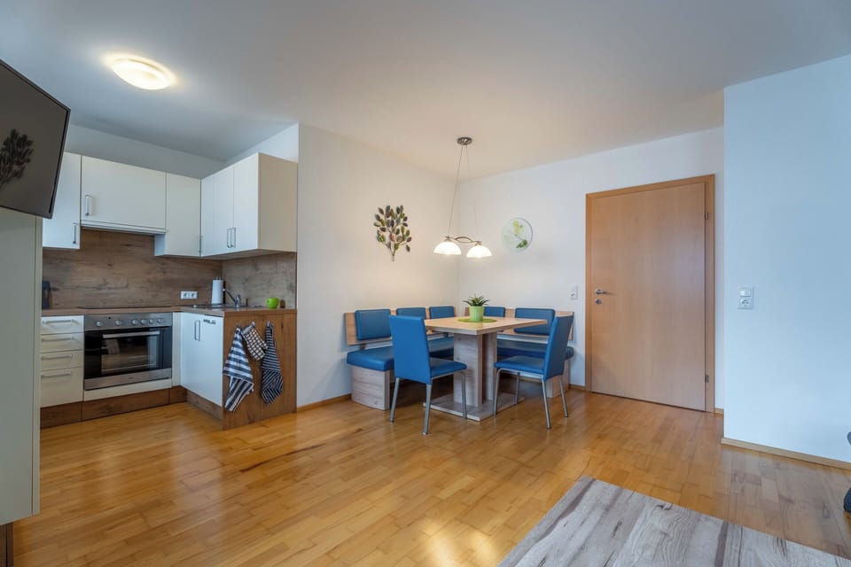 Comfort Apartment, Balcony, City View | Living area