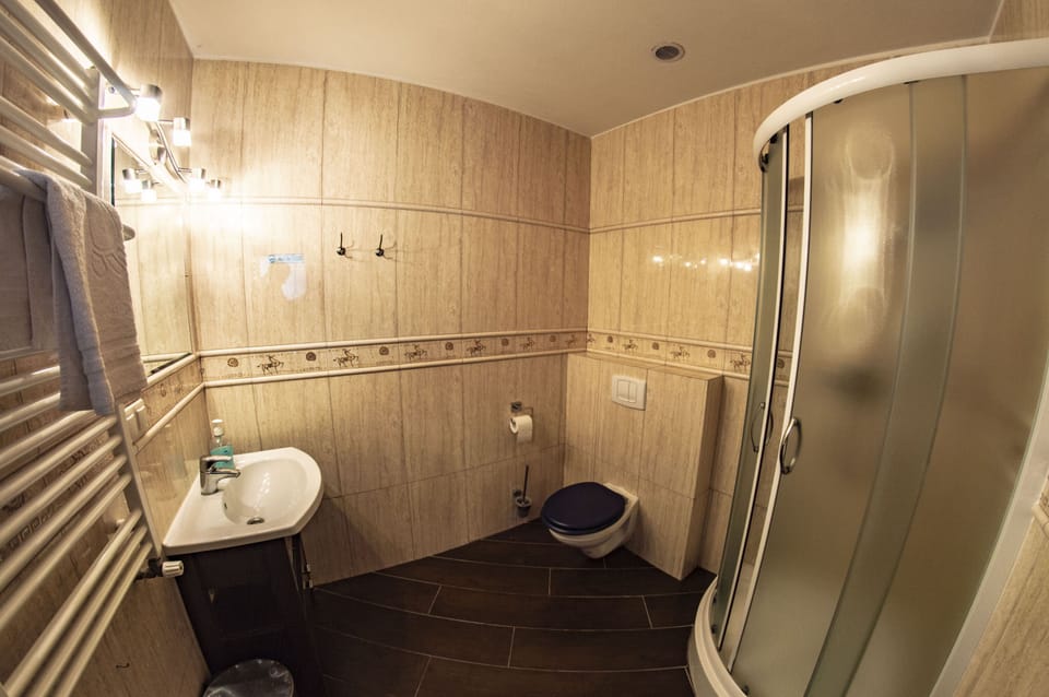 Double Room, Ensuite | Bathroom | Shower, rainfall showerhead, hair dryer, towels