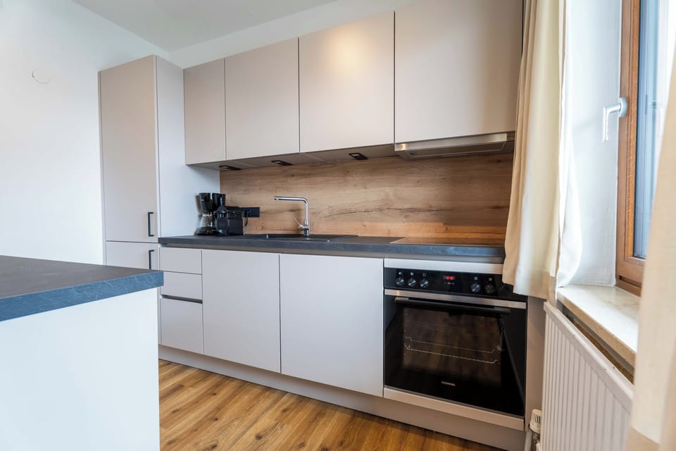 Comfort Chalet, Mountain View | Private kitchen | Toaster, highchair