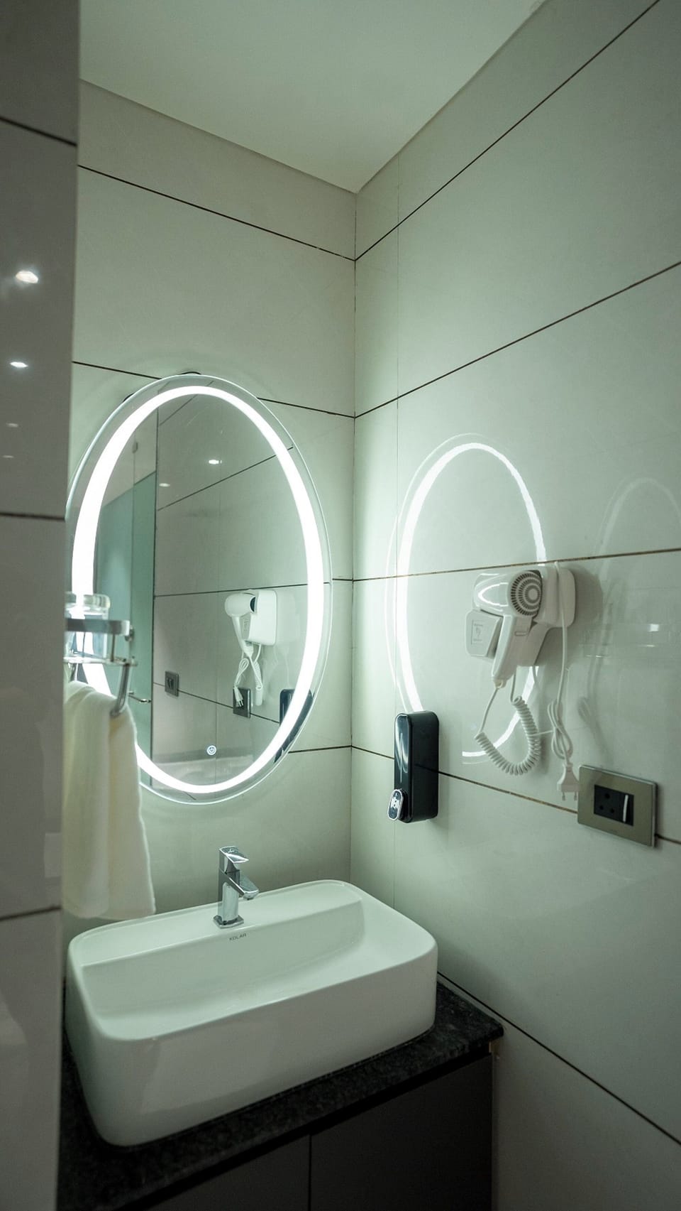 Deluxe Room | Bathroom | Free toiletries, soap, shampoo, toilet paper