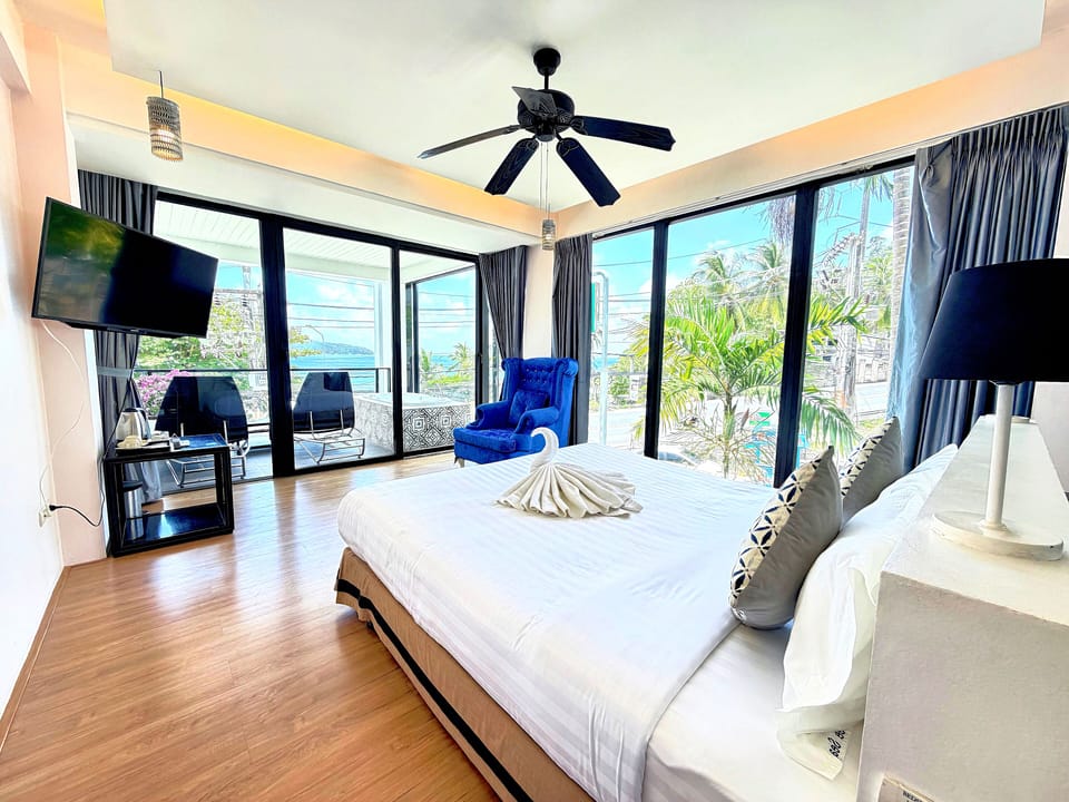 Deluxe Double Room, 1 King Bed, Sea View | Premium bedding, in-room safe, desk, blackout drapes