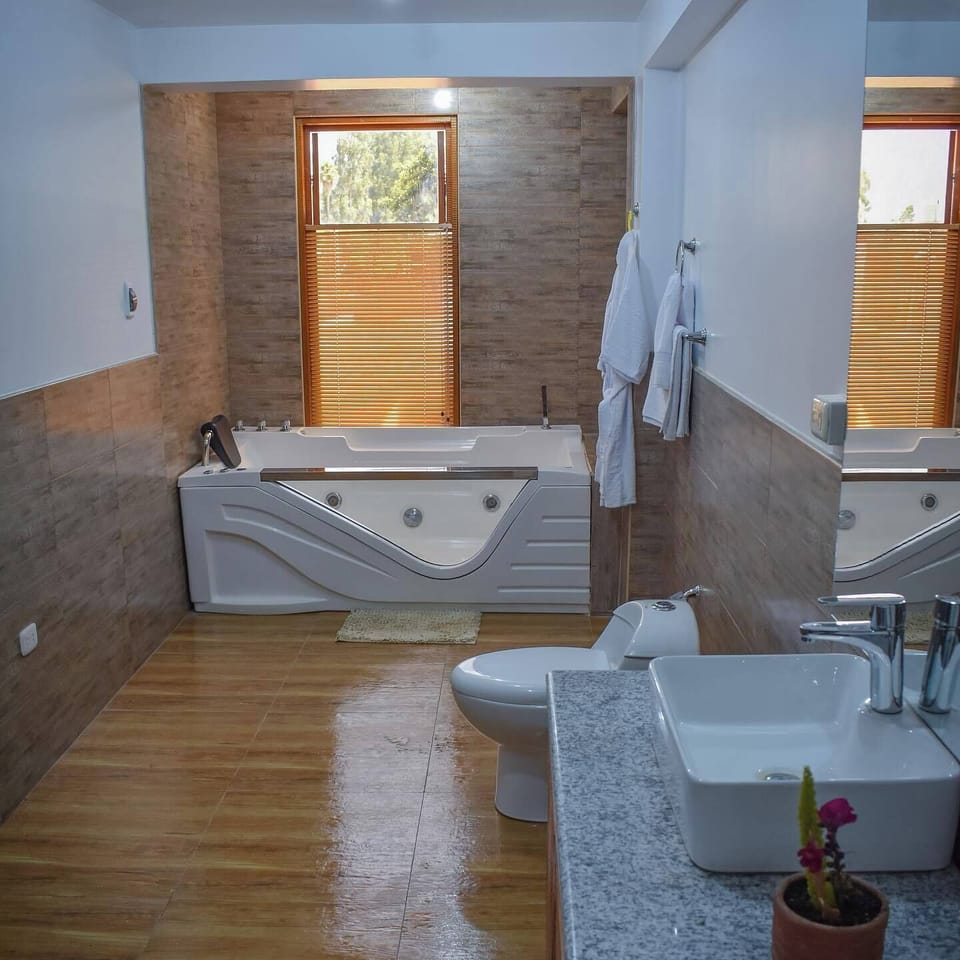 Deluxe Suite, 1 King Bed, Mountain View | Bathroom