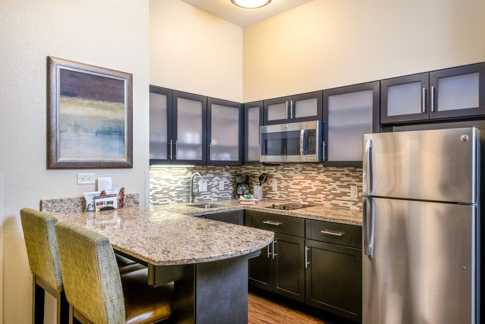Full-size fridge, microwave, stovetop, dishwasher
