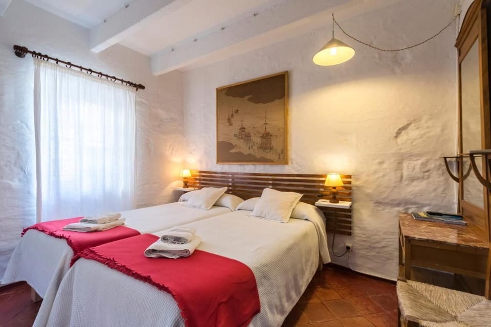 Double or Twin Room | Desk, laptop workspace, bed sheets