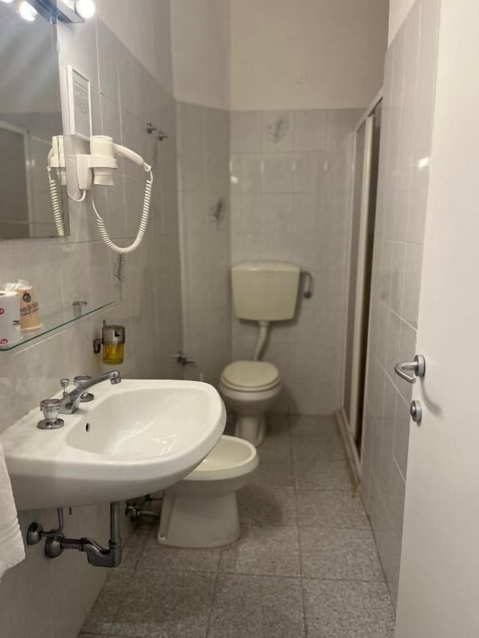 Classic Quadruple Room | Bathroom | Shower, hair dryer, bidet, towels