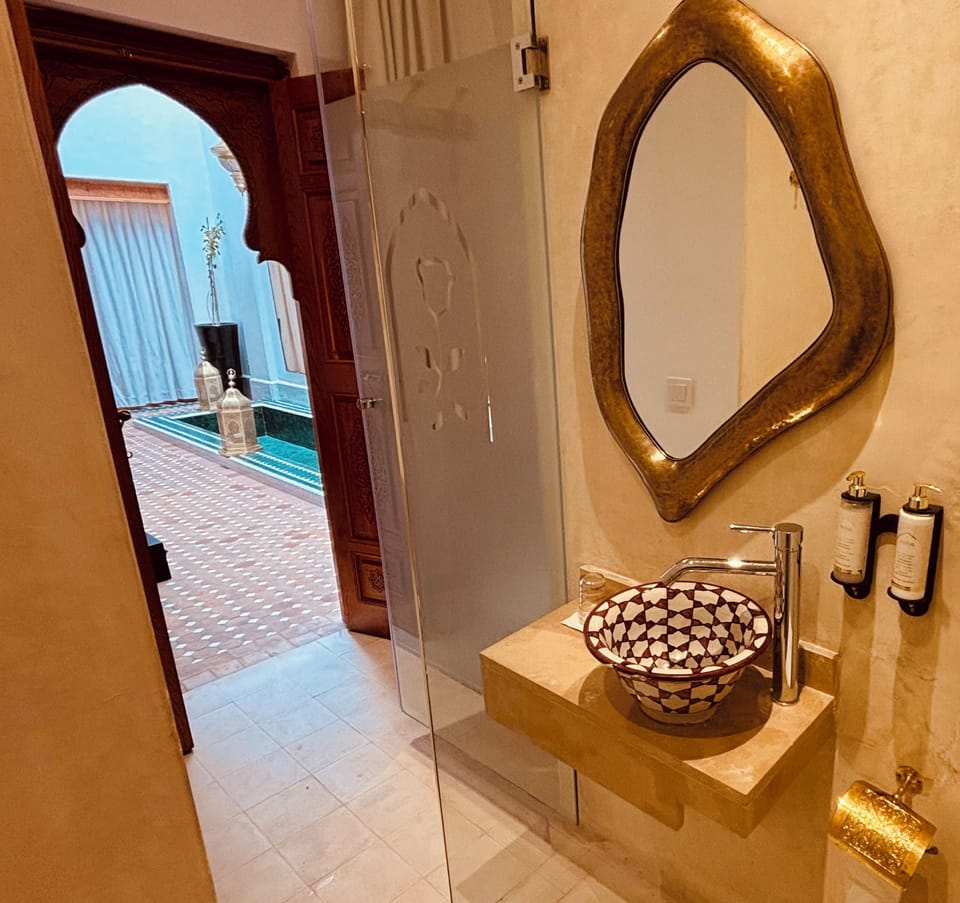Superior Double Room | Bathroom | Shower, hair dryer, towels, soap