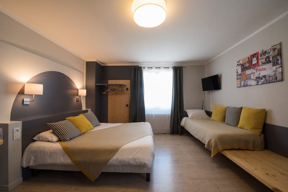 Room for 5 people | In-room safe, desk, free WiFi, bed sheets