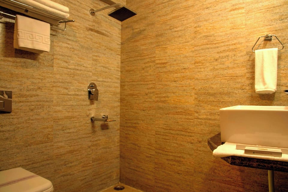 Deluxe Double Room | Bathroom | Shower, rainfall showerhead, slippers, towels