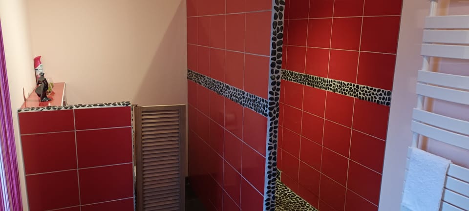 Comfort Double or Twin Room (Féria) | Bathroom | Combined shower/tub, free toiletries, hair dryer, towels