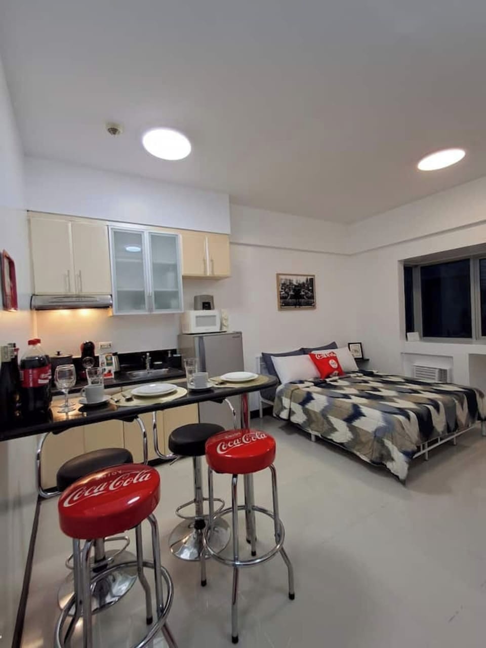 Standard Studio, 1 Queen Bed, Air conditioning, City View | In-room dining