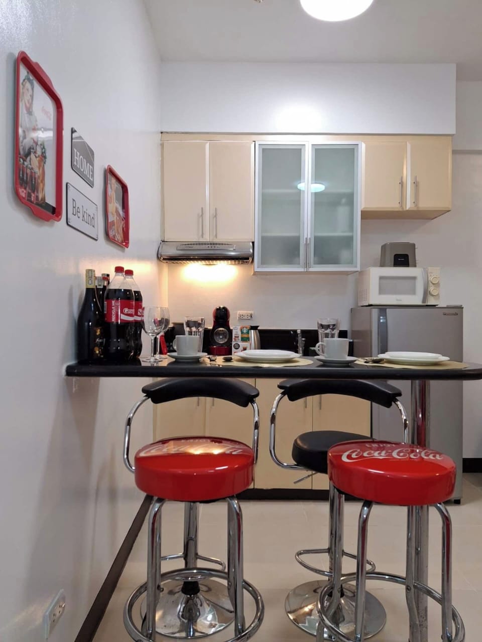 Standard Studio, 1 Queen Bed, Air conditioning, City View | In-room dining