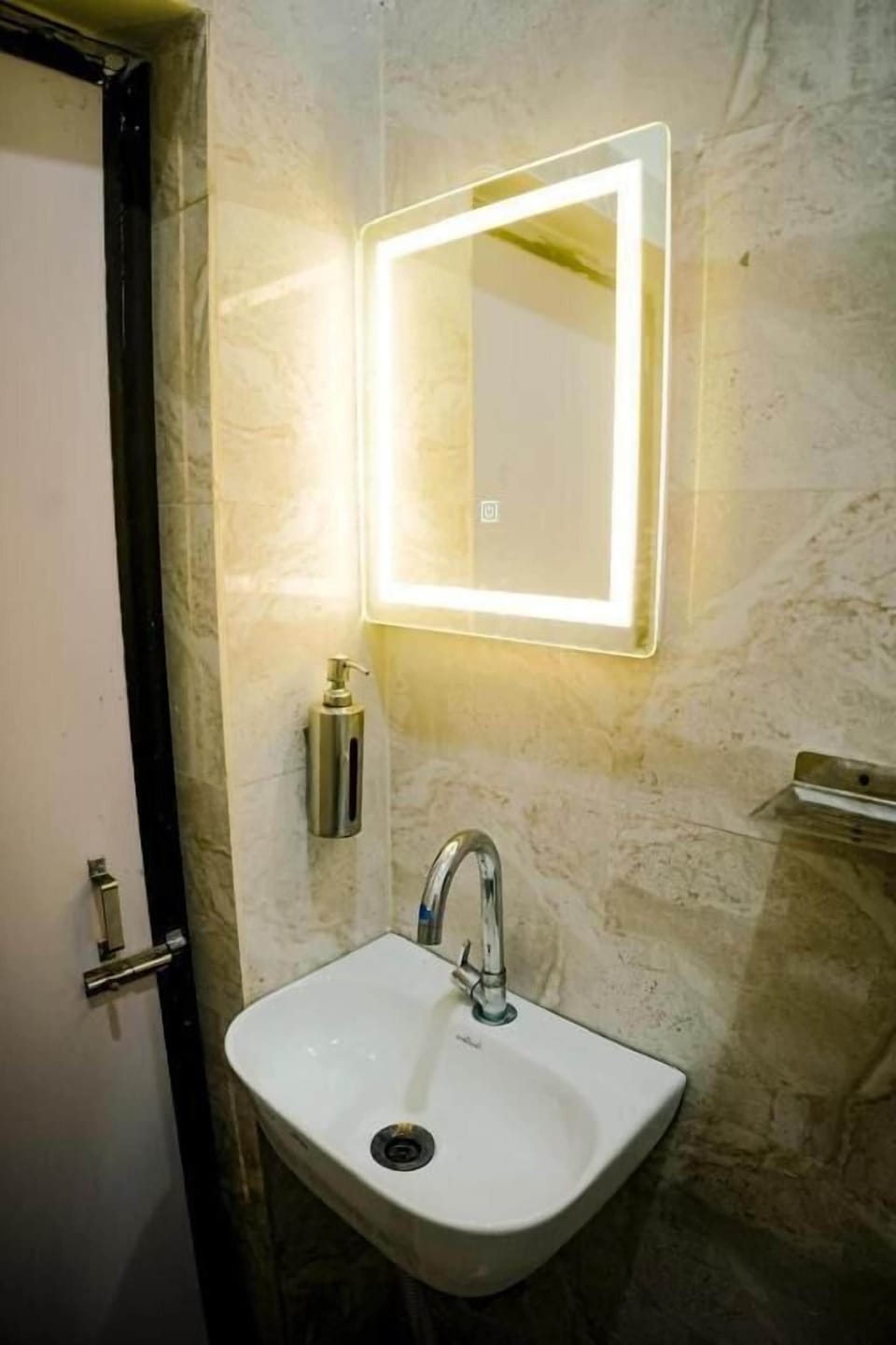 Superior Double Room | Bathroom | Shower, free toiletries, towels, soap