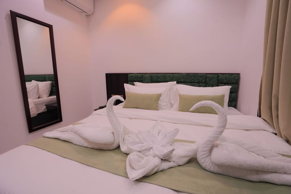 Deluxe Double Room | Desk, laptop workspace, iron/ironing board, free WiFi