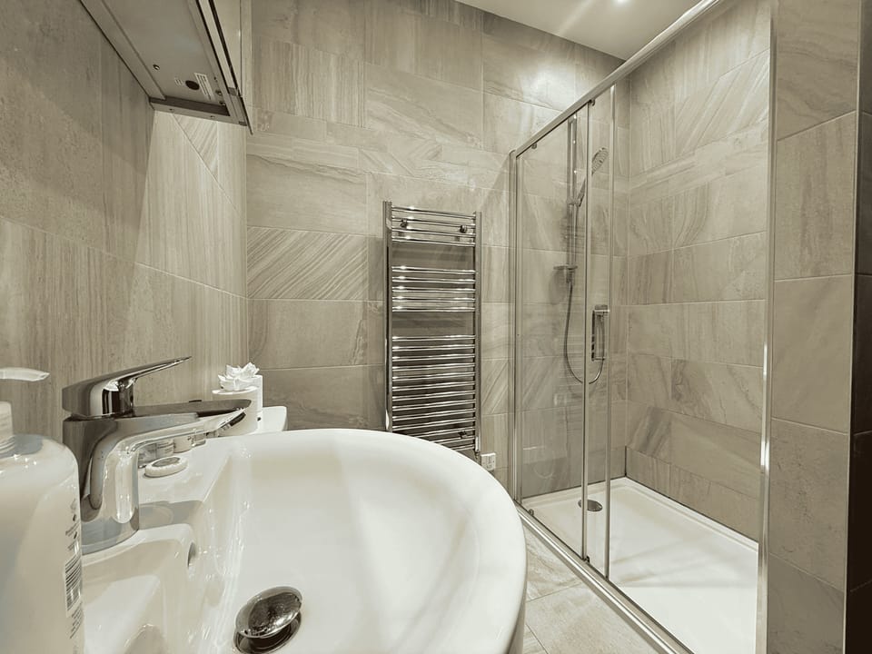 Standard Apartment | Bathroom | Shower, free toiletries, hair dryer, towels
