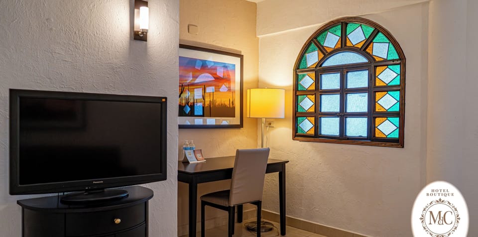 Comfort Room, City View | Living area
