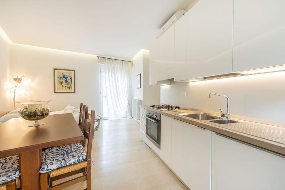 Deluxe Apartment, Courtyard View | Private kitchen