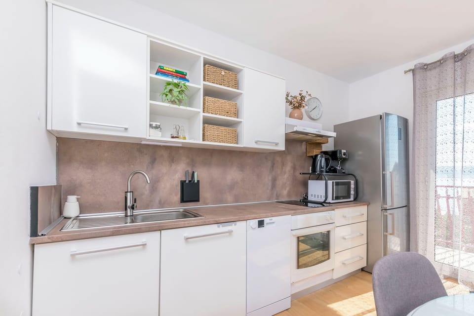 Apartment (A1) | Private kitchen | Fridge, microwave, oven, stovetop