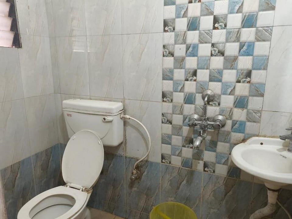 Deluxe Room | Bathroom | Shower, towels, soap, toilet paper