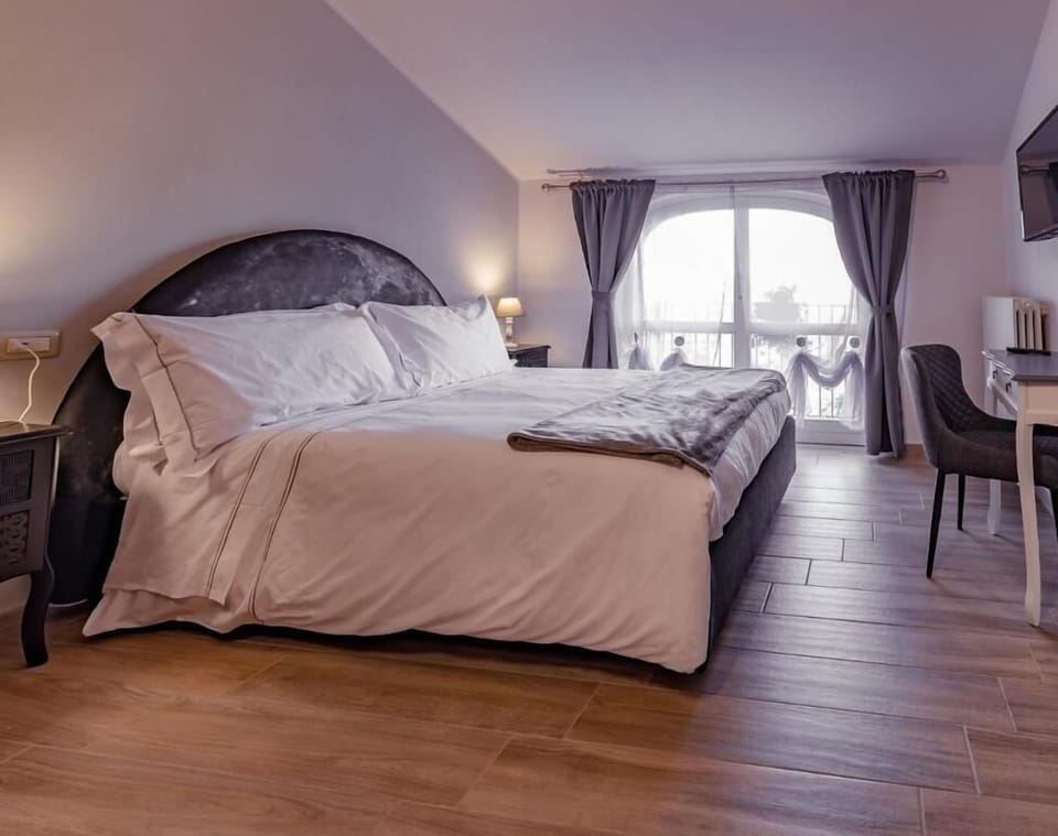 Comfort Double Room, Balcony, Hill View | Blackout drapes, soundproofing