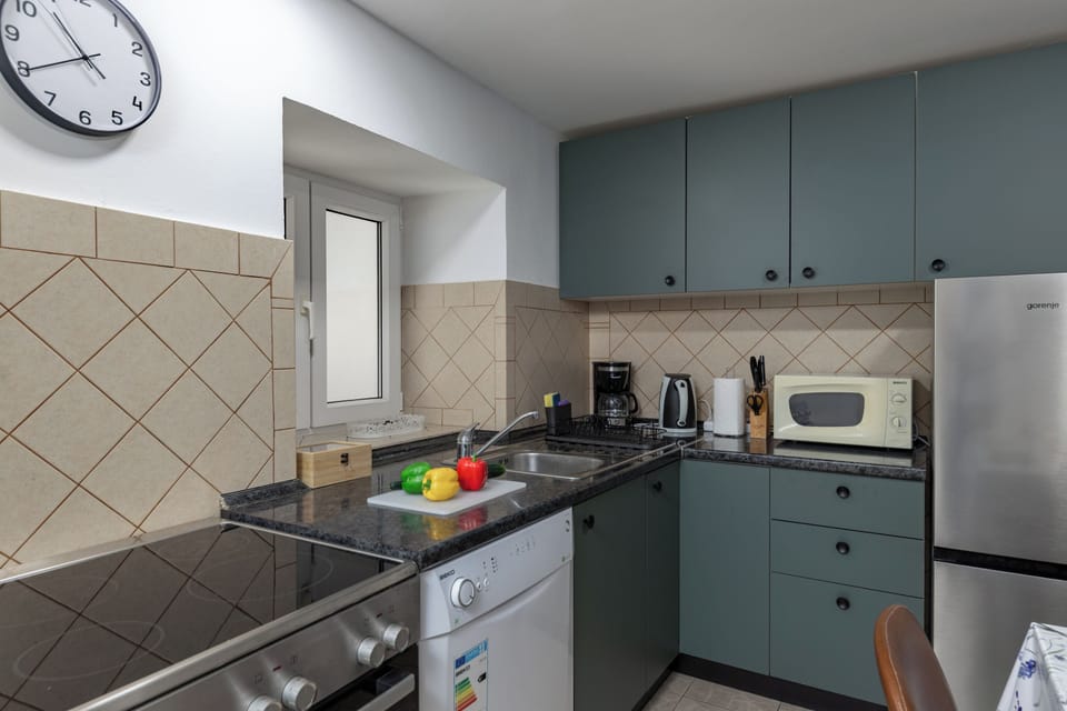 Family House, 3 Bedrooms, Microwave (Holiday Home Hidden Hill Lopar) | Private kitchen | Toaster