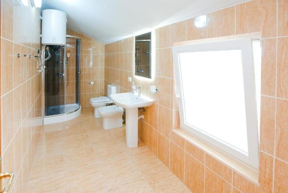 Comfort Twin Room, Balcony, City View | Bathroom | Bidet