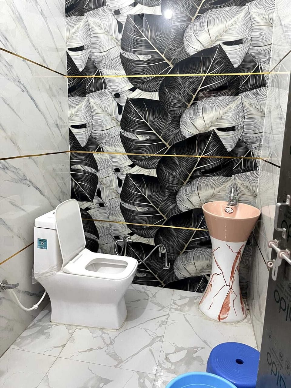Family Room | Bathroom | Shower, soap, shampoo