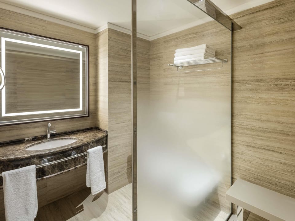 1 bedroom, down comforters, pillowtop beds, minibar
