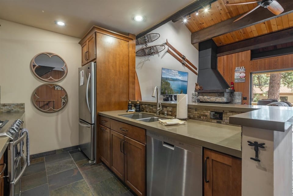 Condo, 3 Bedrooms | Private kitchen | Coffee/tea maker, fridge, oven, toaster
