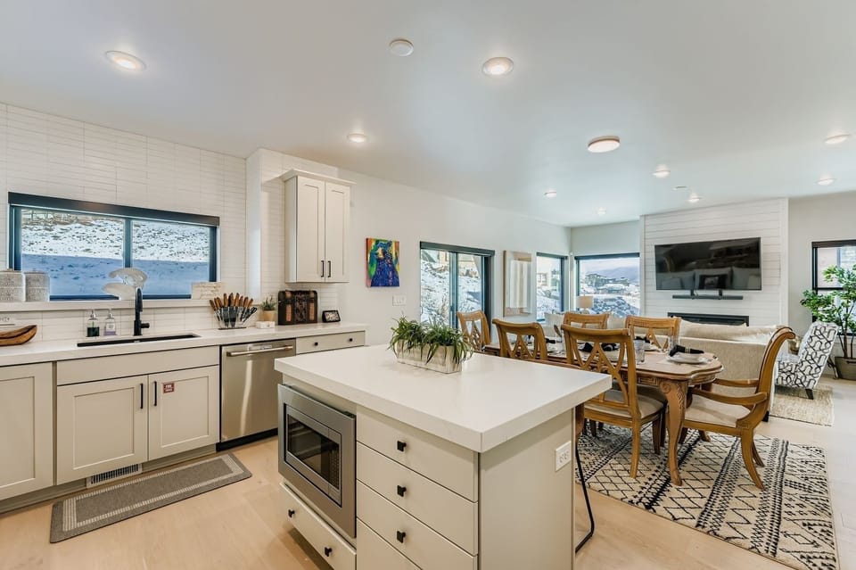 House, 4 Bedrooms | Private kitchen | Fridge, oven, coffee/tea maker, toaster