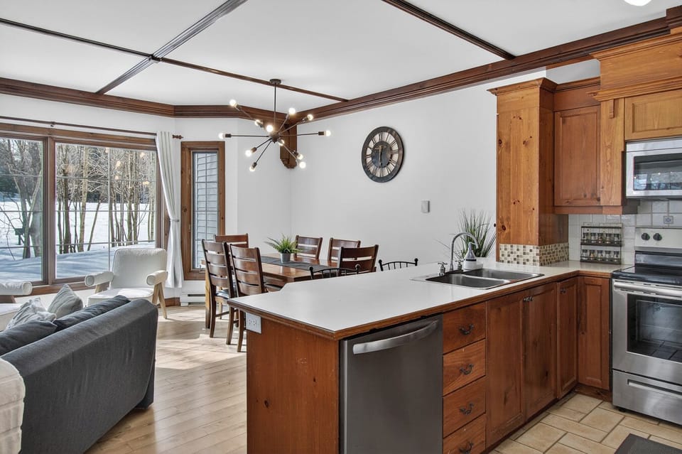 Family Condo, Patio, Mountain View | Private kitchen | Full-size fridge, microwave, oven, stovetop