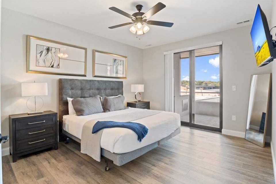 New Topsider Condo With Boat Slip Apartment in Osage Beach